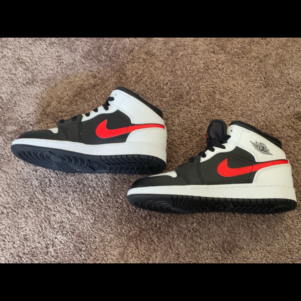 NWOT Nike Jordan 1 mids black white red 38.5 / 6Y